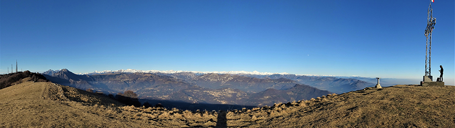 Vista panoramica dalla vetta del Linzone verso la Valle Imagna e le Orobie innevate in quota