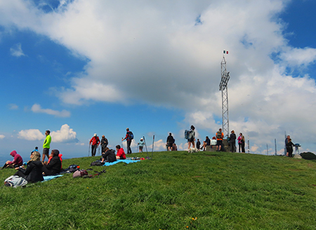 In LINZONE (1392 m) da Roncola il 9 maggio 2026 in solitaria ma incontrando tanti amici-FOTOGALLERY