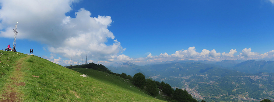 Vista panoramica dalla cima del Linzone alla Valle Imagna e verso le Prealpi Orobie