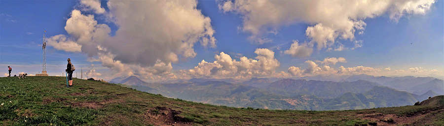 Vista panoramica dalla cima del Linzone (1392 m) verso le Orobie