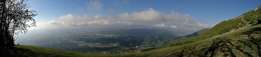 Dal bel pianoro sul sent. 571 di salita-discesa dal Linzone panorama sulla Valle San Martino, il Monte Canto, la pianura