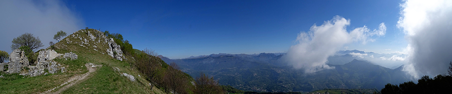 Dalla cresta sul sent. 571 di salita-discesa dal Linzone vista verso la Valle Imagna e le Orobie nel sole
