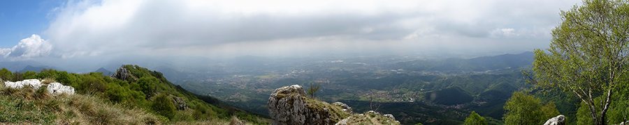 Dal sentiero-variante del 571 in salita.discesa dal Linzone vista sulla Vall San Martino, il Monte Canto, la pianura