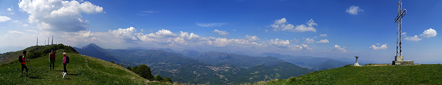 Dalla croce di vetta del Linzone (1392 m) panorama verso la Valle Imagna e il Resegone