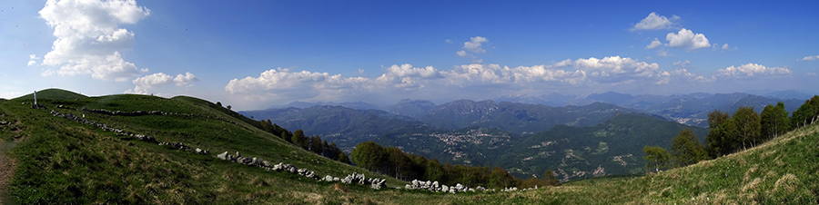 Dal Linzone vista verso le valli Imagna, Brembilla e Brembana
