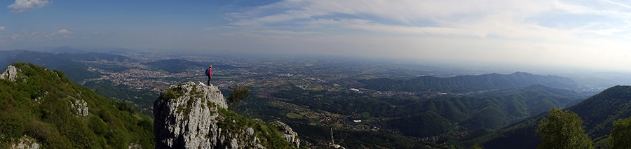 Amplissimo panorama sull'alta pianura bergamsca da un torrione in Linzone