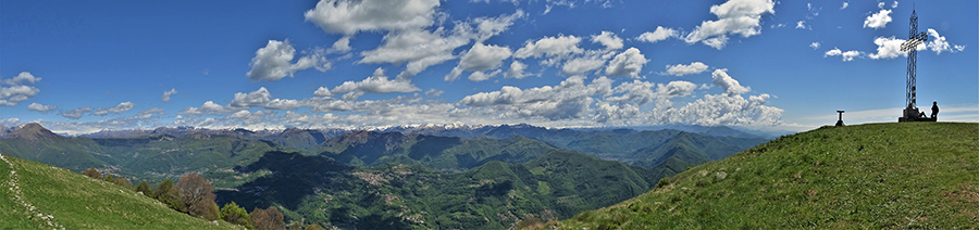 Vista panoramica dalla cima del Linzone verso le Orobie