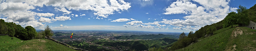 Salendo in Linzone sul sent. 571 vista panoramica dal punto di volo dei parapendio
