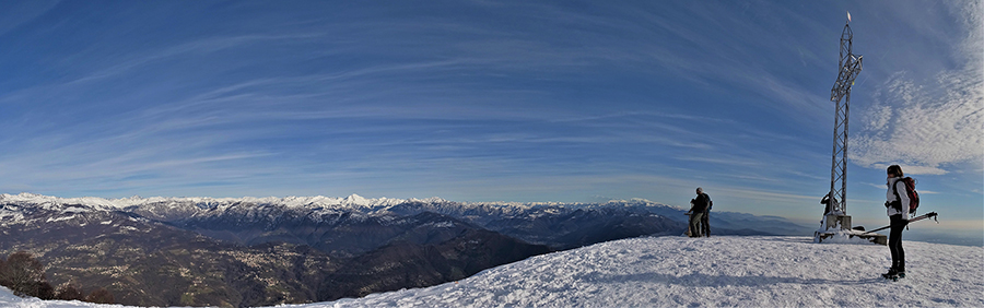 Vista panoramica verso la cima del Linzone a dx e le Orobie a sx