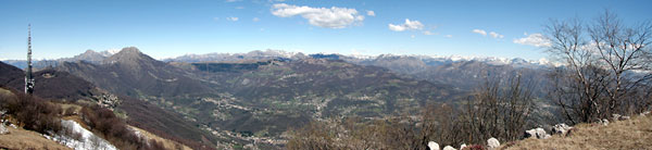 Da Valcava (ripetitori) vista verso il Resegone, la Val Imagna e le Orobie - 4 aprile 08