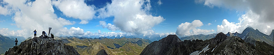 Panoramica in vetta al Monte Aga (2720 m.) 