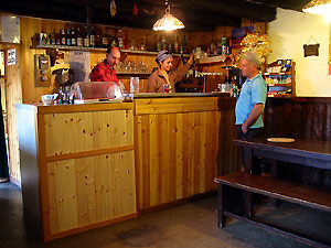 L'acogliente bar-ristoro del Rifugio Fratelli Longo