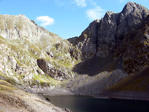 Il Lago del Diavolo con il Passo di Cigola e l'Aga in fronte