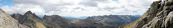 Panoramica ad ampio raggio dalla cima sud del Monte Aga verso la conca del Calvi
