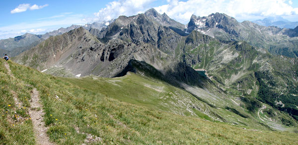 Dal sentiero per il Monte Masoni vista sul Passo di Venina e il percorso di salita dal Rifugio Longo-Lago del Diavolo 