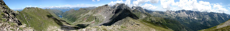 Al Passo di Venina: Valle di Venina sul versante valtellinese, Valle del Monte Sasso sul versante brembano