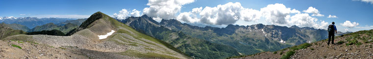 Percorrendo il sentiero che sale in diagonale sul versante orientale del Venina verso il Monte Masoni