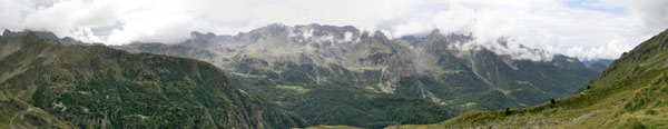 Dal sentiero per il Passo di Venina la valle del Monte Sasso col Rif. Longo - foto Piero Gritti 31 ag 07