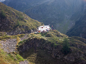 Il Rif. Longo nel mezzo della Valle del Monte Sasso