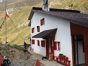 Il Rifugio Fratelli Longo, base di partenza per importanti escursioni ed ascensioni 