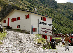 Il Rifugio Longo come si presenta all'escursionista che lo raggiunge salendo dala strada sterrata