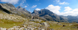 Dal pianoro sottostante il Monte Aga panoramica