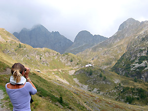 Zoom sul Rifugio Longo e sull'Aga in alto