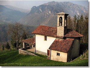 La Chiesa-Santuario 'Madonna degli Asturi' in località Asturi di Peghera. Sullo sfondo il Monte Cancervo