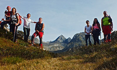 Dal MONTE MADONNINO (2502 m.), salito dalla ripida cresta nord e sceso dal pietroso canalone ovest,ai LAGHI DEI CURIOSI, CABIANCA e ZELTO, il 22 settembre 2013 - FOTOGALLERY