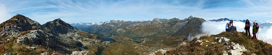 In cresta di vetta del Monte Madonnino (2502 m.) , salito dal ripido versante nord
