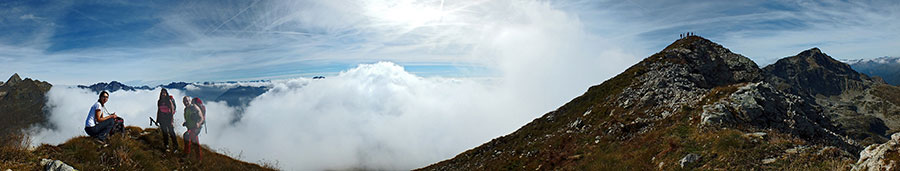 In cresta di vetta del Monte Madonnino (2502 m.), verso il versante seriano coperto da bianche nebbie