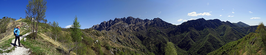Salendo in Magnodeno vista in Cresta della Giumenta e Resegone