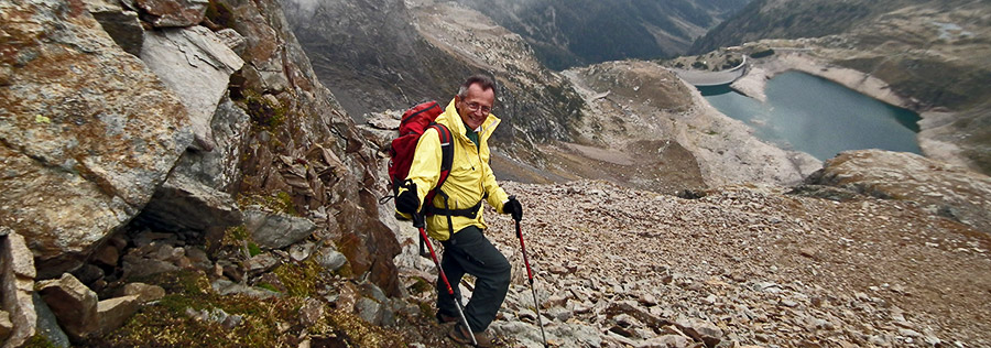 Scendendo sul pietroso ghiaione con vista sul Lago di Publino