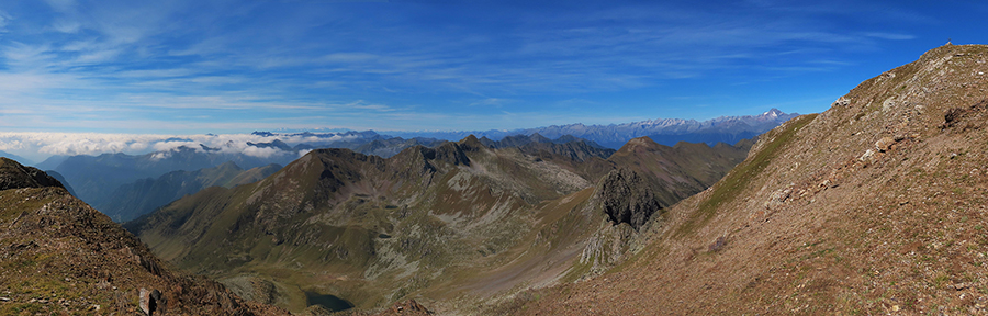 Monte Masoni (2663 m) a dx in alto con bella vista sulla sottostante Val Sambuzza