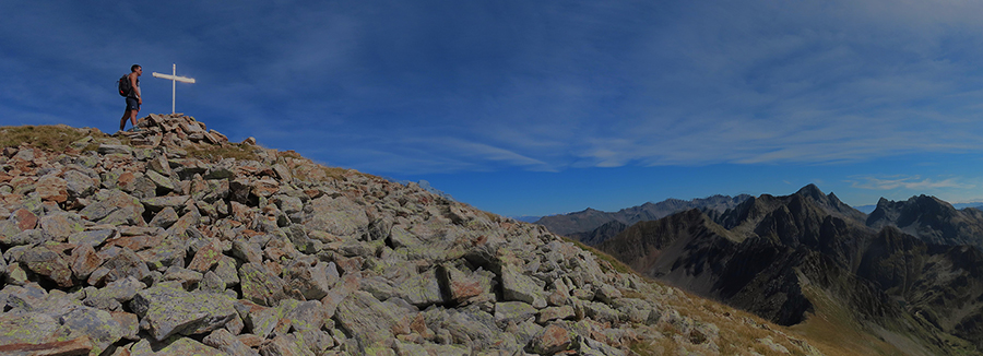 Alla croce di vetta di Cima Venina (2663 m)