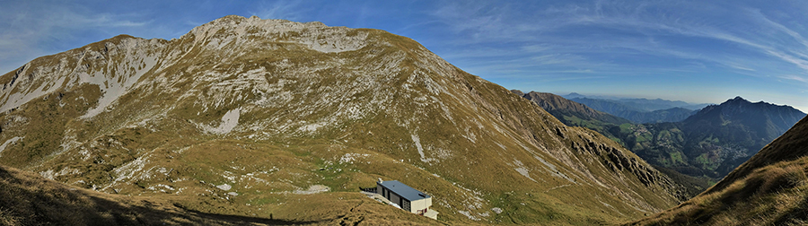 Dalla Croce di Zorzone (2050 m) vista sul Bivacco Palazzi (2013 m) e in Cima Menna (2300 m) 