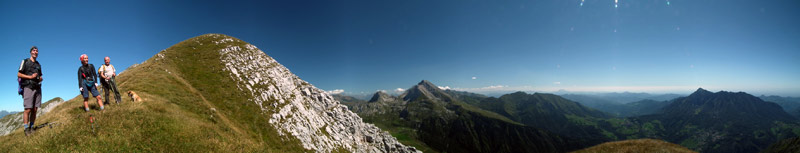 Dalla cresta di Menna panoramica verso M.A.G.A. e la conca di Oltre il Colle