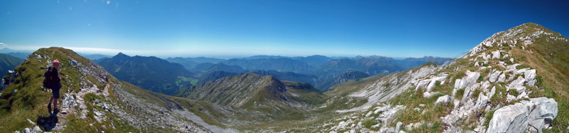 Dalla cresta di Menna panoramica verso Val Serina, Brembana e la pianura