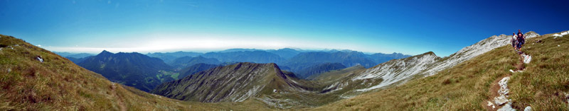Dalla cresta di Menna panoramica verso Val Serina,Brembana e la pianura