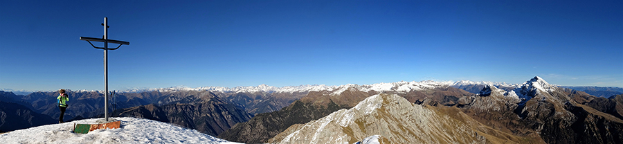 Alla nuova croce di vetta di Cima Menna (2300 m )