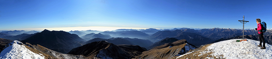 Alla nuova croce di vetta di Cima Menna (2300 m ) panorama a sud e sud-ovest