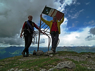 Cavalcata in cresta integrale del MONTE MENNA (1300 m.) con giro ad anello da Pian Bracca (Zorzone di Oltre il Colle) il 13 giugno 2012  - FOTOGALLERY