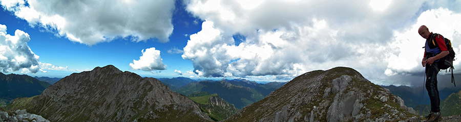 Vista panoramica verso la cima de 'Il Pizzo' e la cresta del Menna