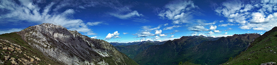 Dal Passo del Vindiolo (1876 m.) vista verso 'Il Pizzo' di Roncobello (2274 m.) Dal Passo del Vindiolo (1876 m.) vista verso 'Il Pizzo' di Roncobello (2274 m.)