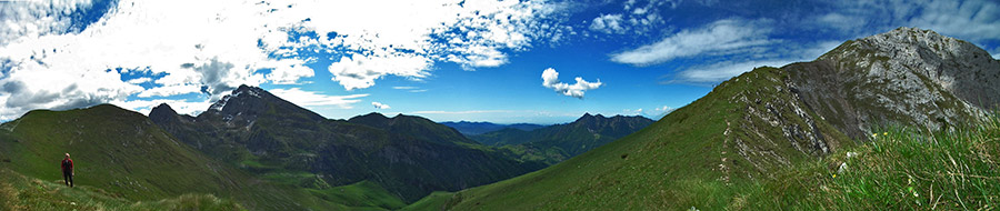 Salendo al Passo del Vindiolo (1876 m.) con vista verso 'Il Pizzo' di Roncobello (2274 m.) Salendo al Passo del Vindiolo (1876 m.) con vista verso 'Il Pizzo' di Roncobello (2274 m.)