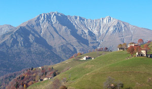 Il versante nord-orientale del Menna, molto dirupato e poco accessibile, visto dalle cascine di Zambla Alta