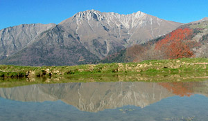 Il Menna si specchia in una grande pozza alle Cascine di Zambla Alta