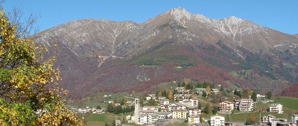 Vista completa dell'ampio versante orientale rivolto verso la conca di Oltre il Colle