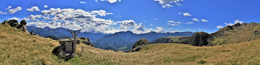 Dall'altare con croce al torrione con croce del Mincucco (1832 m) con ampia vista panoramica