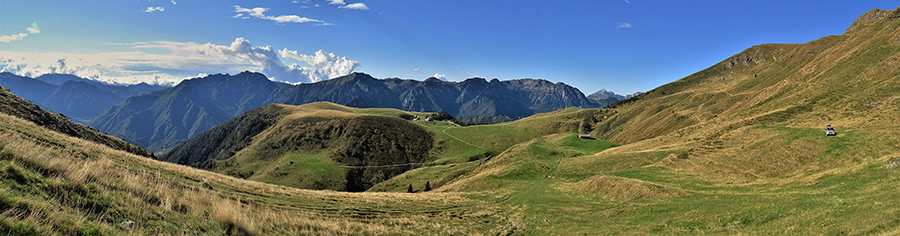 Dal Collino (1862 m) vista sulle Baite della croce (1812 m) e verso i Piani dell'Avaro (1700 m)